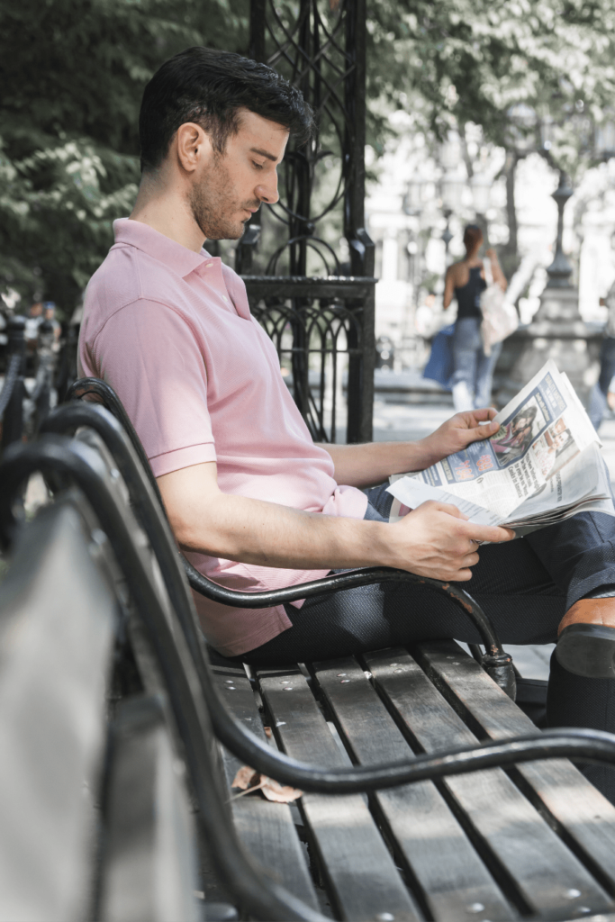 Mężczyzna w trakcie nauki języka obcego z artykułów