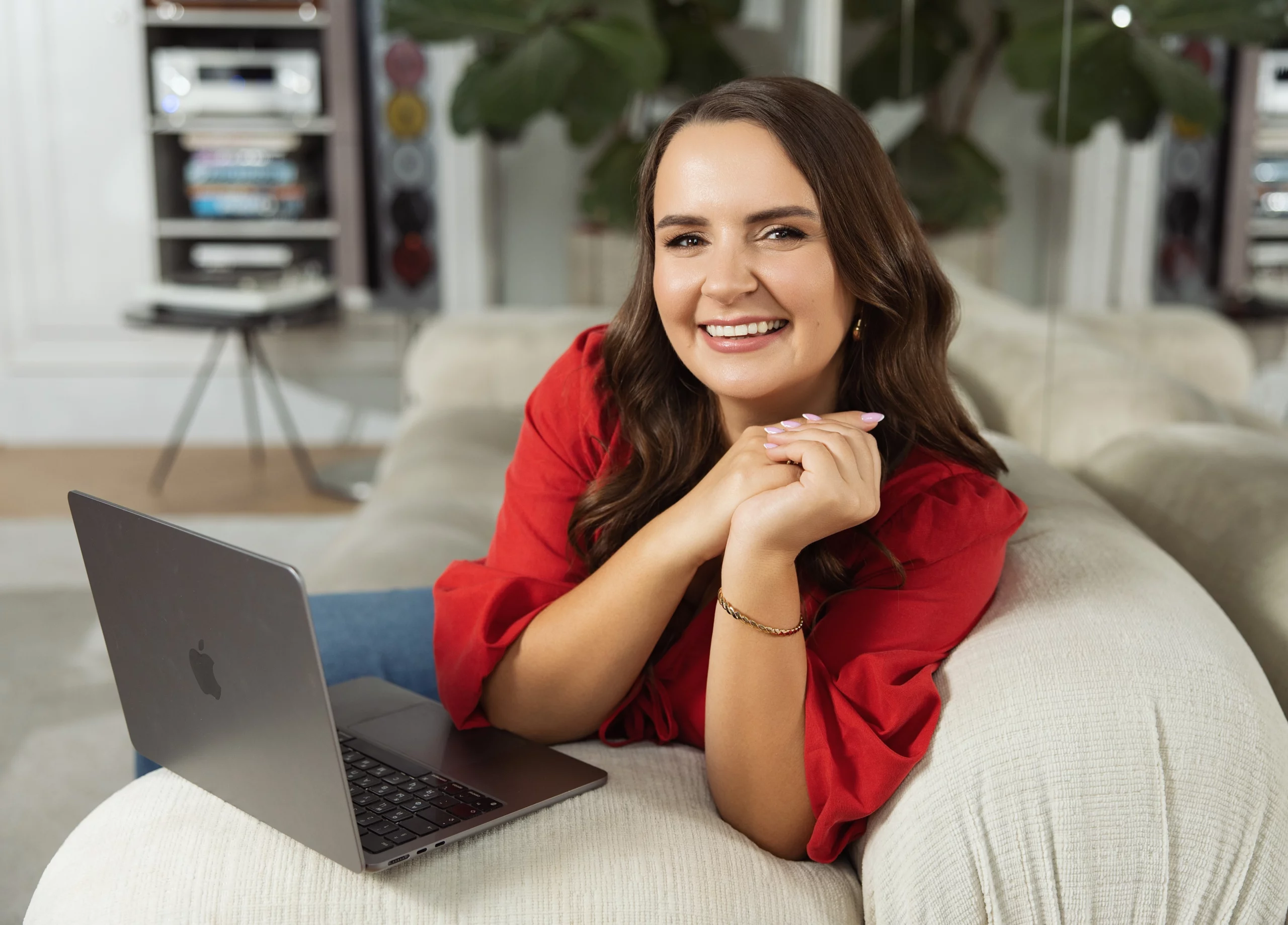 Uśmiechnięta właścicielka szkoły SpeakPro Academy z angielską gazetą w dłoni, promująca skuteczne kursy językowe online i przełamywanie bariery w mówieniu.